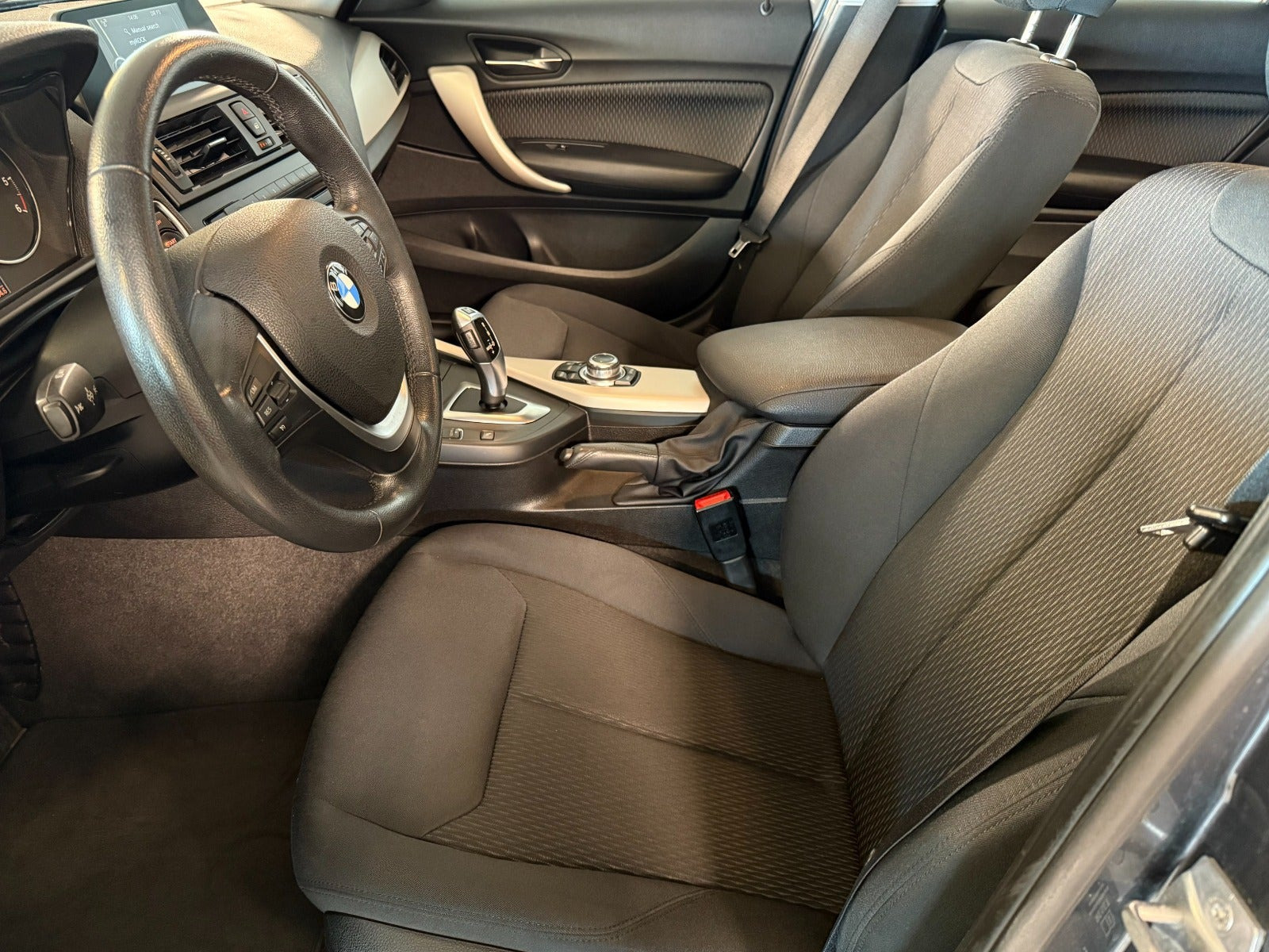 Grå BMW 120d fra 2014