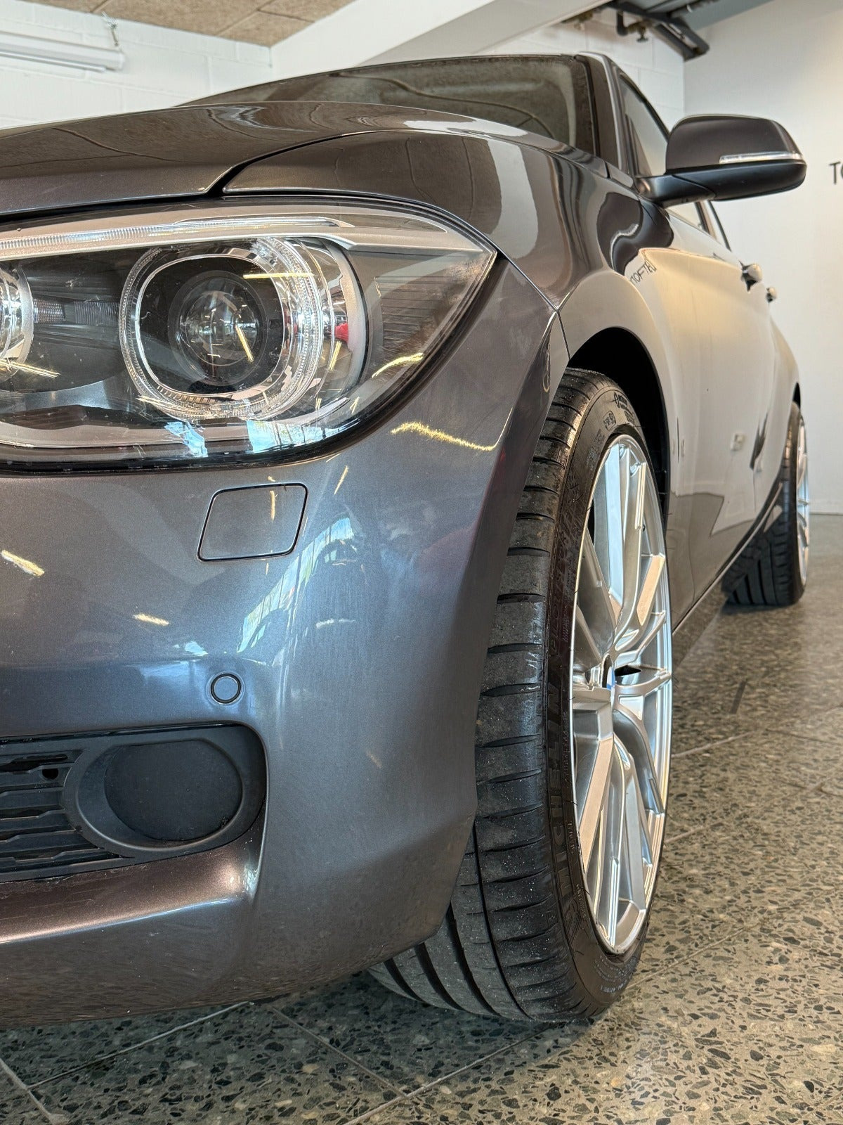 Grå BMW 120d fra 2014