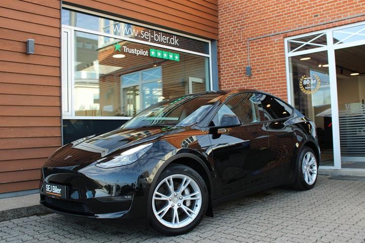 Sort Tesla Model Y fra 2024