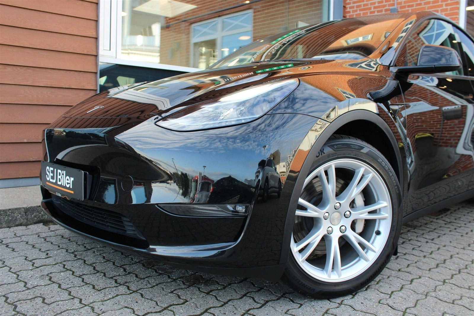 Sort Tesla Model Y fra 2024