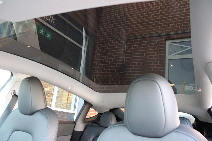 Sort Tesla Model Y fra 2024