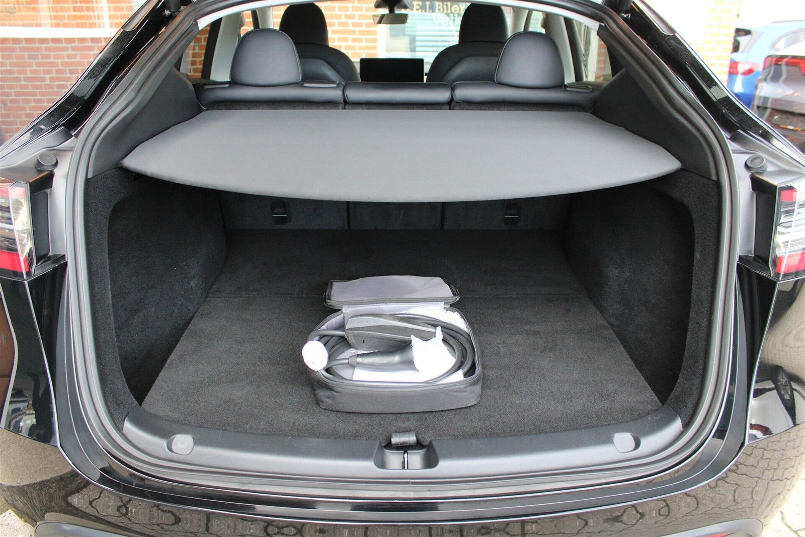 Sort Tesla Model Y fra 2024