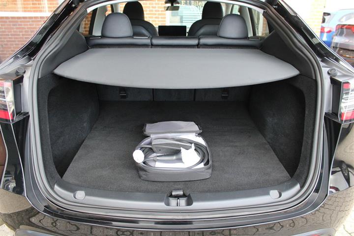Sort Tesla Model Y fra 2024