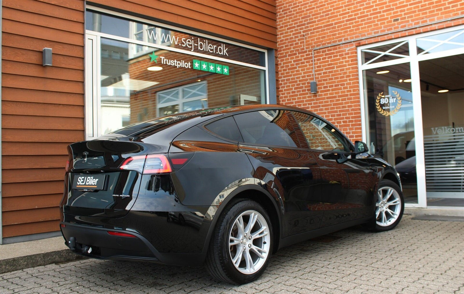 Sort Tesla Model Y fra 2024