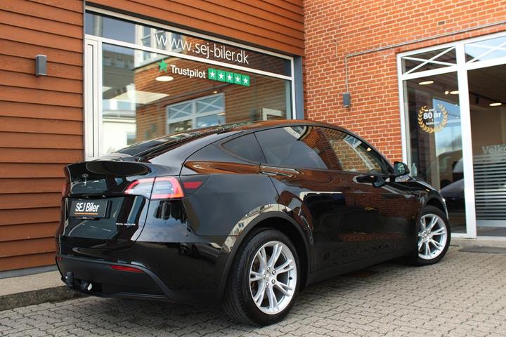 Sort Tesla Model Y fra 2024