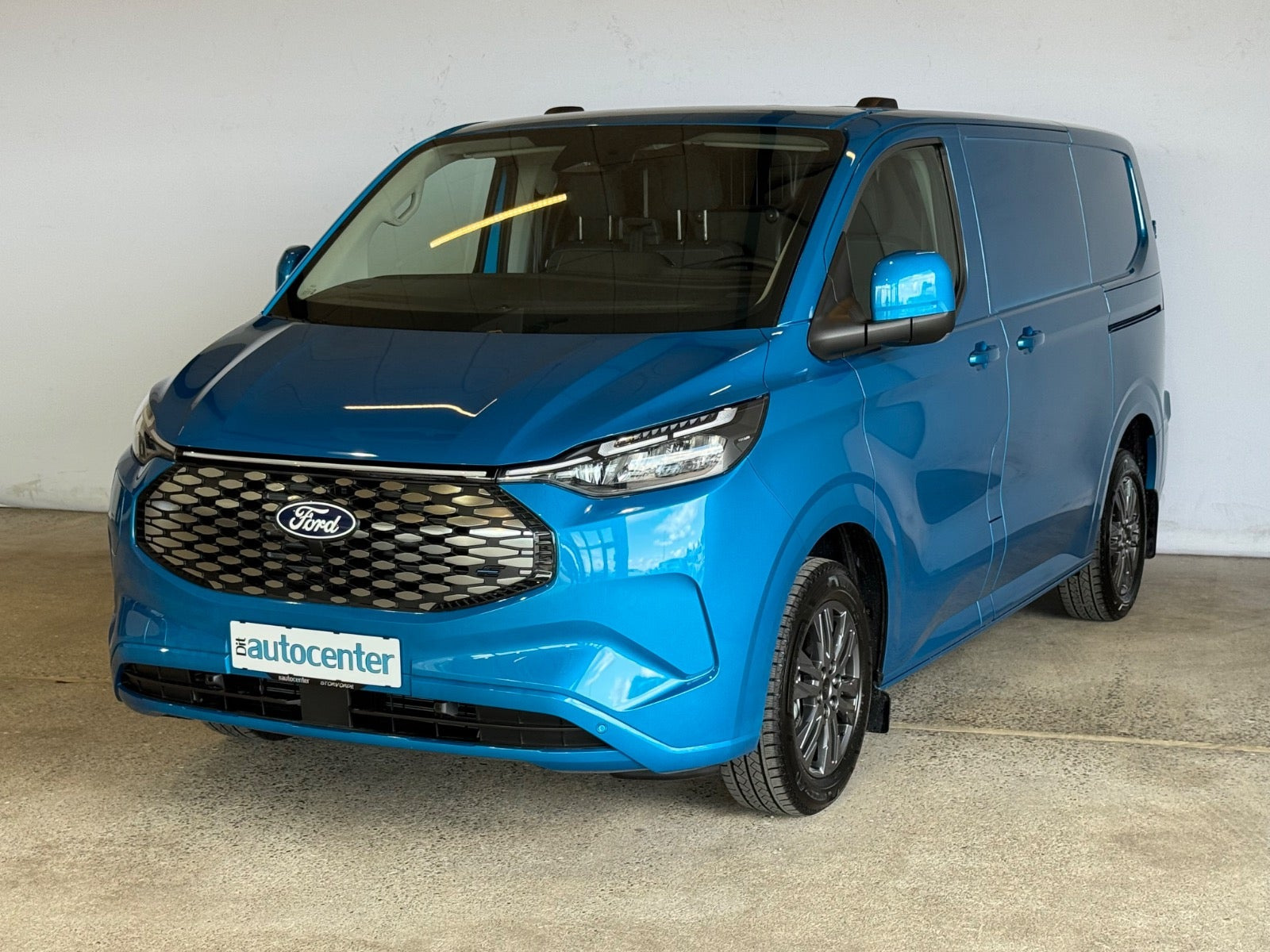 Blå Ford E-Transit Custom 320 L1 fra 2025