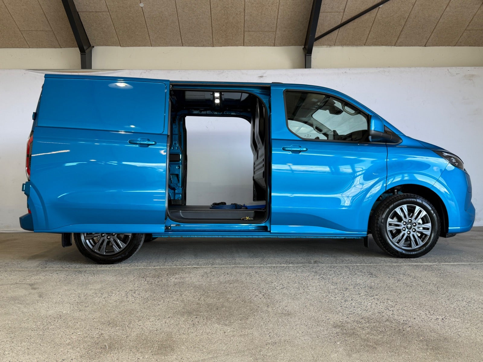 Blå Ford E-Transit Custom 320 L1 fra 2025