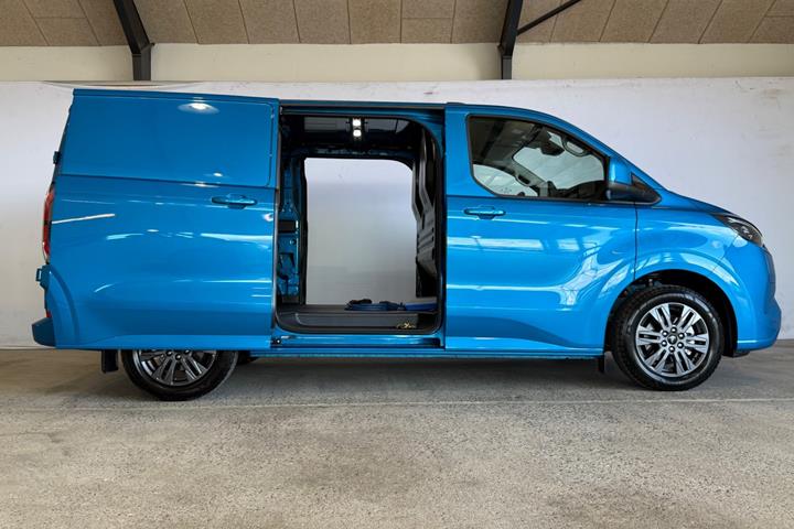 Blå Ford E-Transit Custom 320 L1 fra 2025