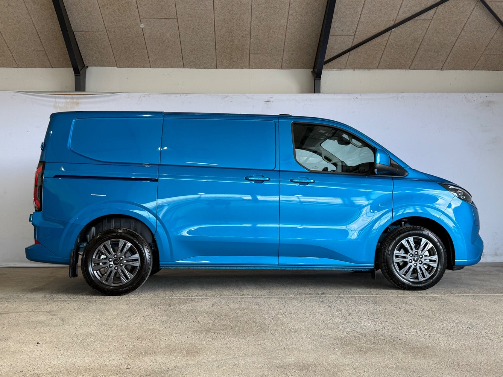 Blå Ford E-Transit Custom 320 L1 fra 2025