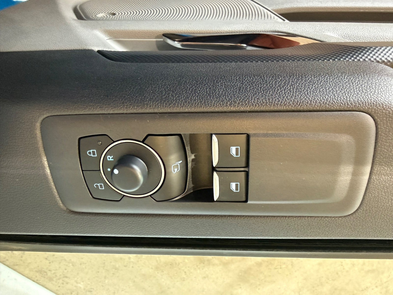 Blå Ford E-Transit Custom 320 L1 fra 2025