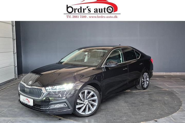 Sort Skoda Octavia fra 2022 set udefra
