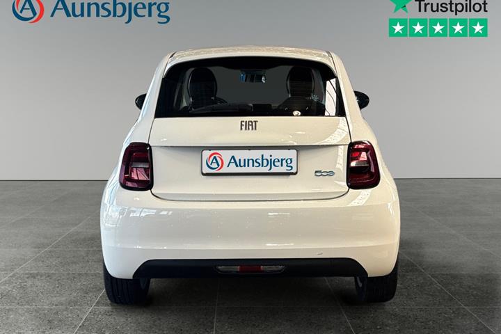 Hvid Fiat 500e fra 2022