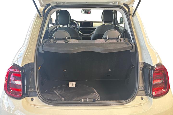 Hvid Fiat 500e fra 2022