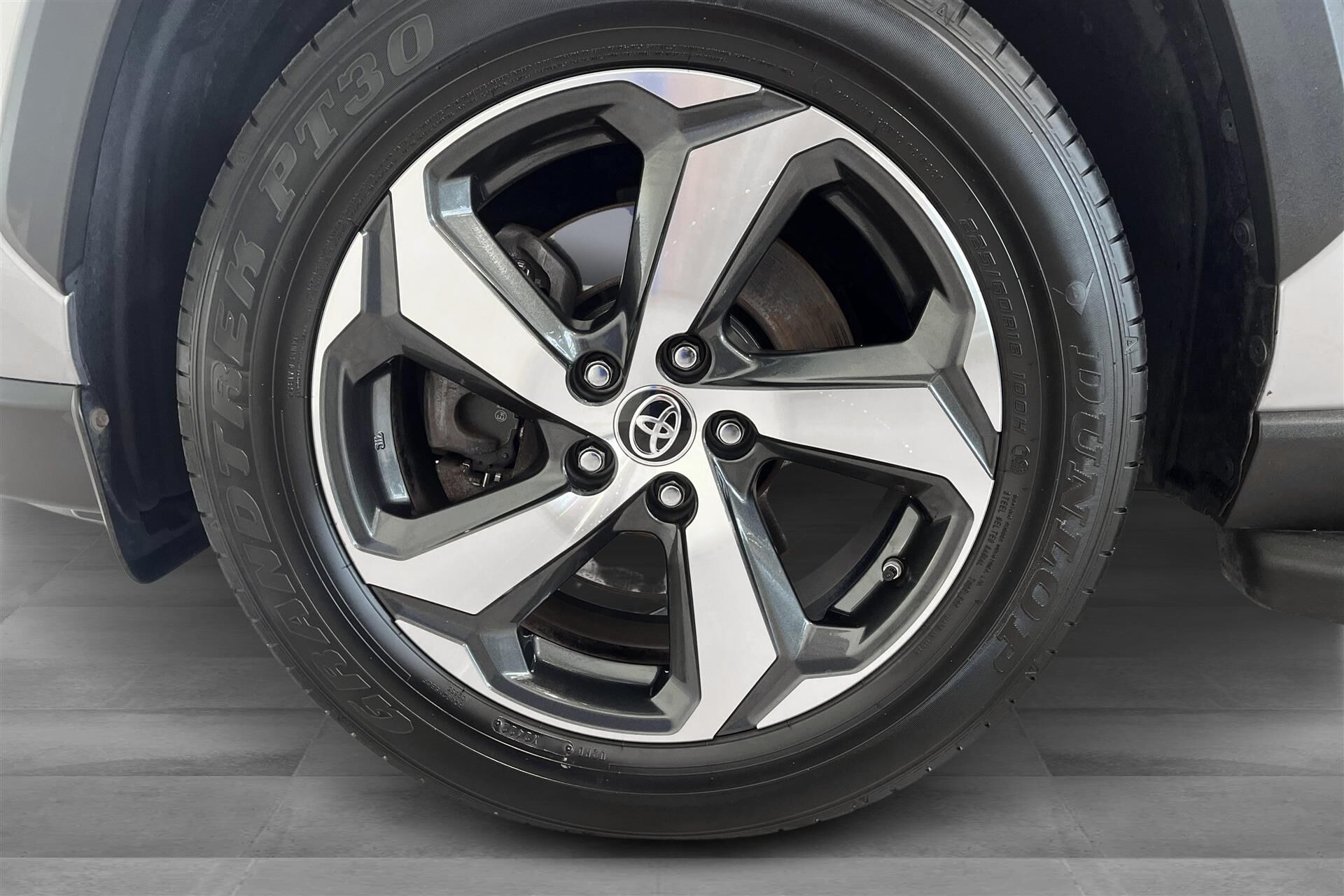 Grå Toyota RAV4 fra 2020