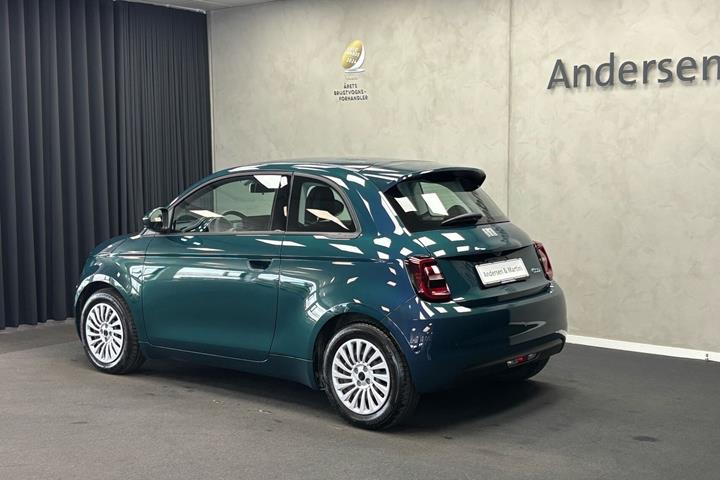 Grøn Fiat 500e fra 2023
