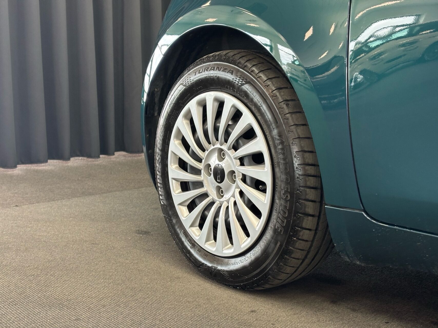 Grøn Fiat 500e fra 2023