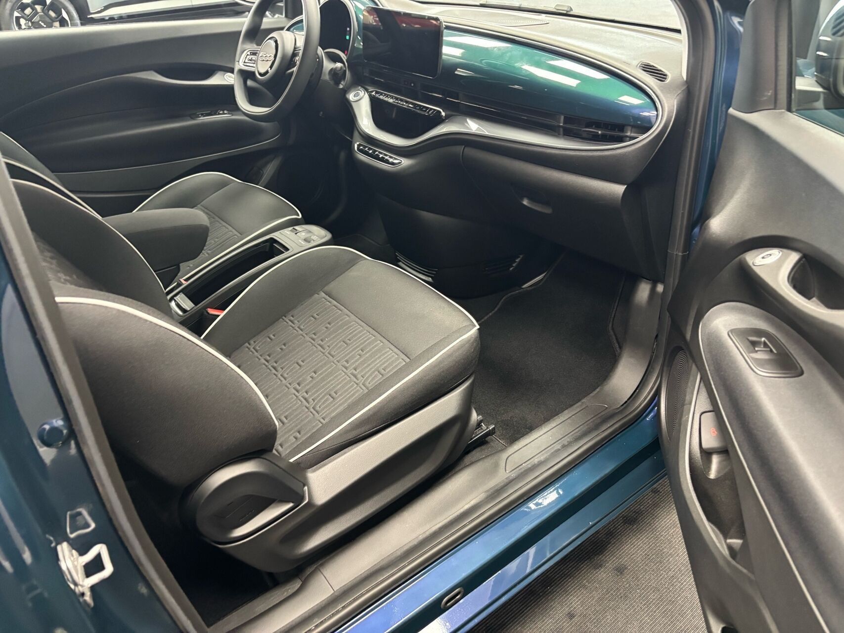 Grøn Fiat 500e fra 2023