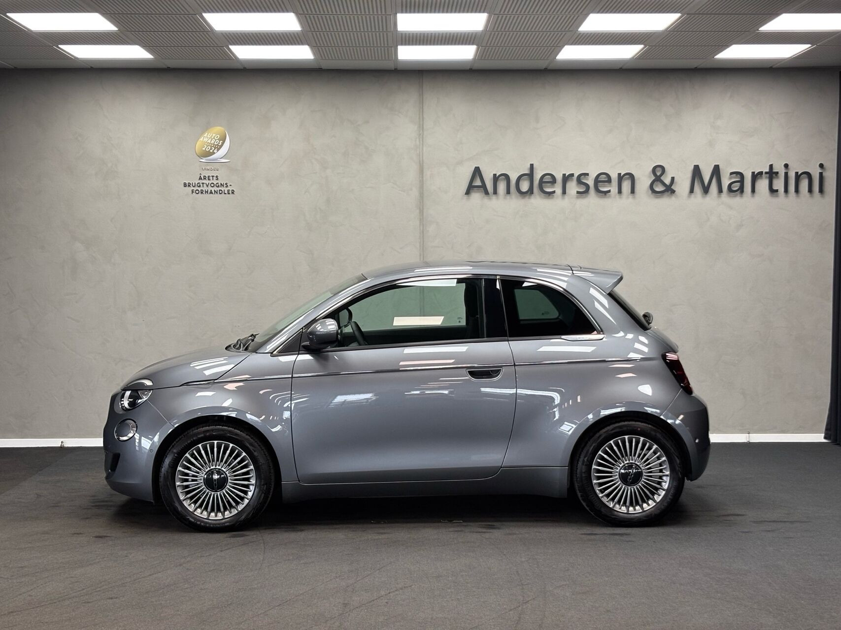 Grå Fiat 500e fra 2023