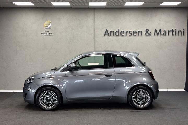 Grå Fiat 500e fra 2023