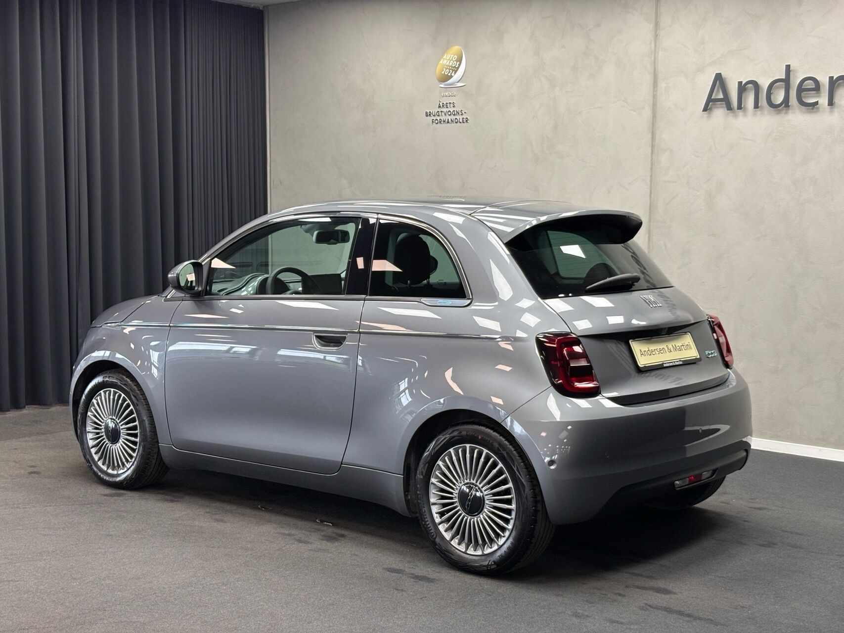 Grå Fiat 500e fra 2023