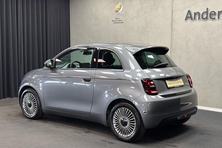 Grå Fiat 500e fra 2023