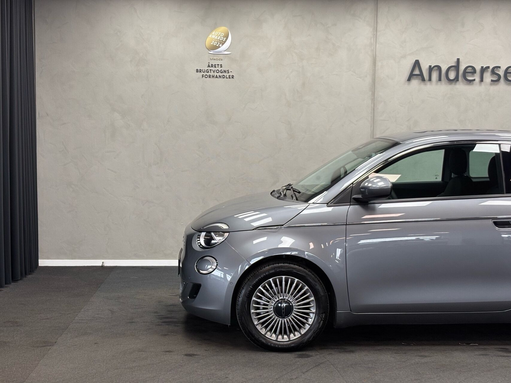 Grå Fiat 500e fra 2023