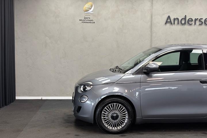 Grå Fiat 500e fra 2023