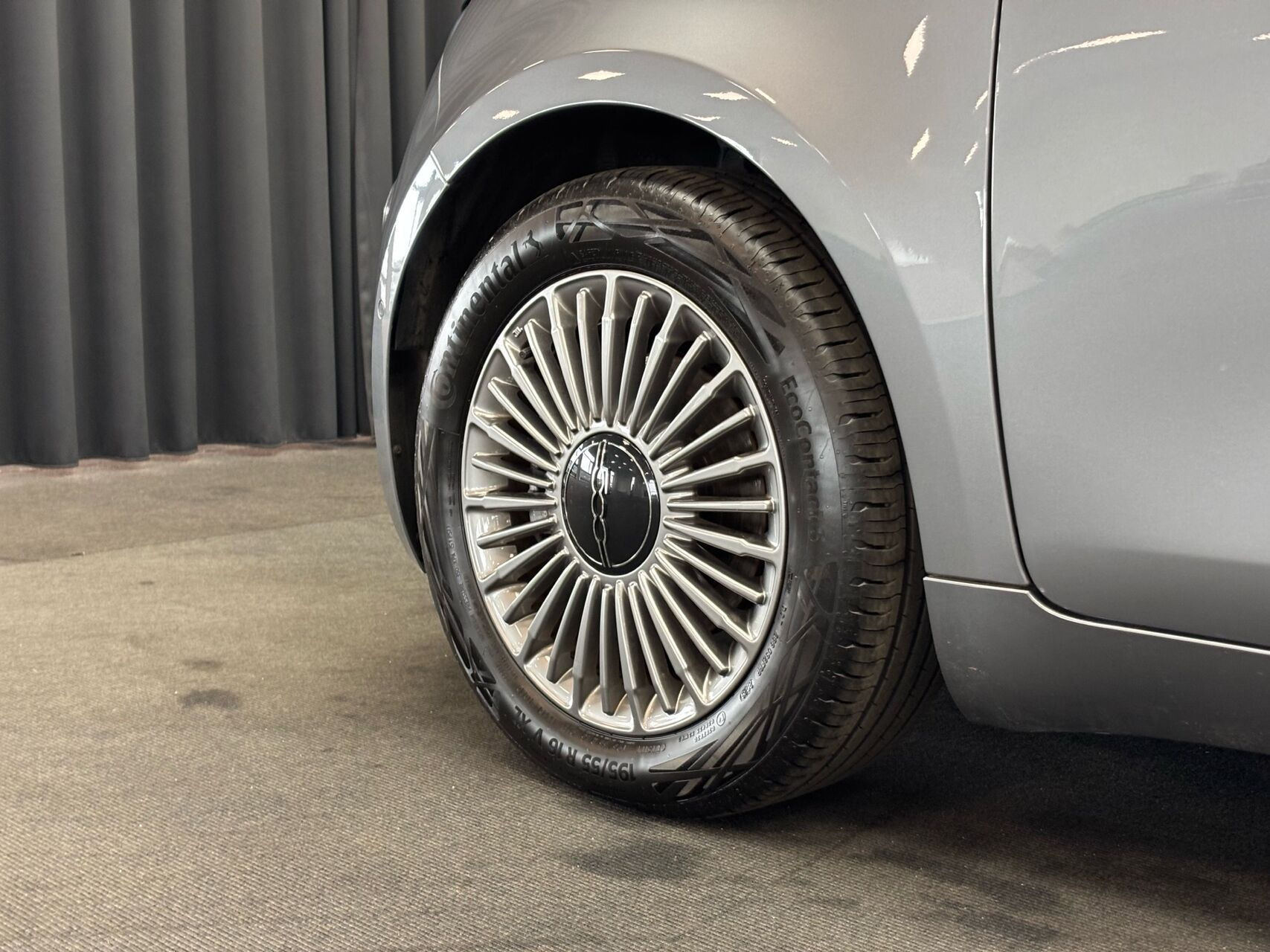 Grå Fiat 500e fra 2023