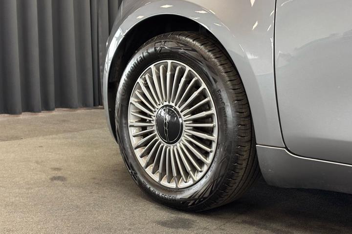Grå Fiat 500e fra 2023
