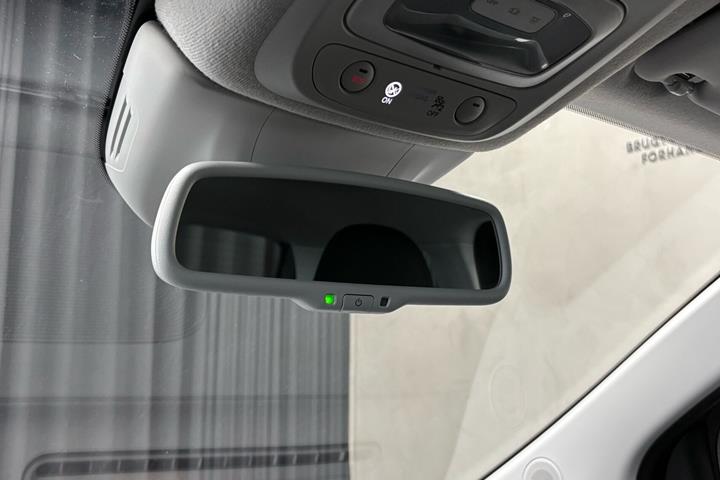 Grå Fiat 500e fra 2023