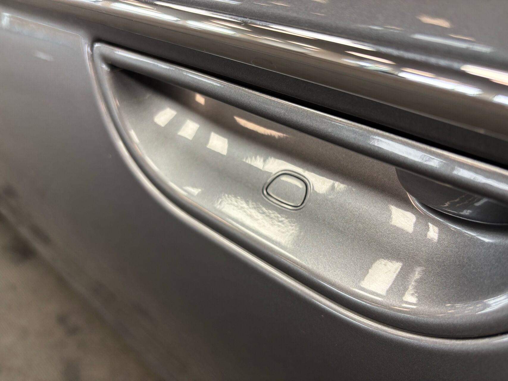 Grå Fiat 500e fra 2023