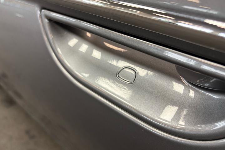 Grå Fiat 500e fra 2023