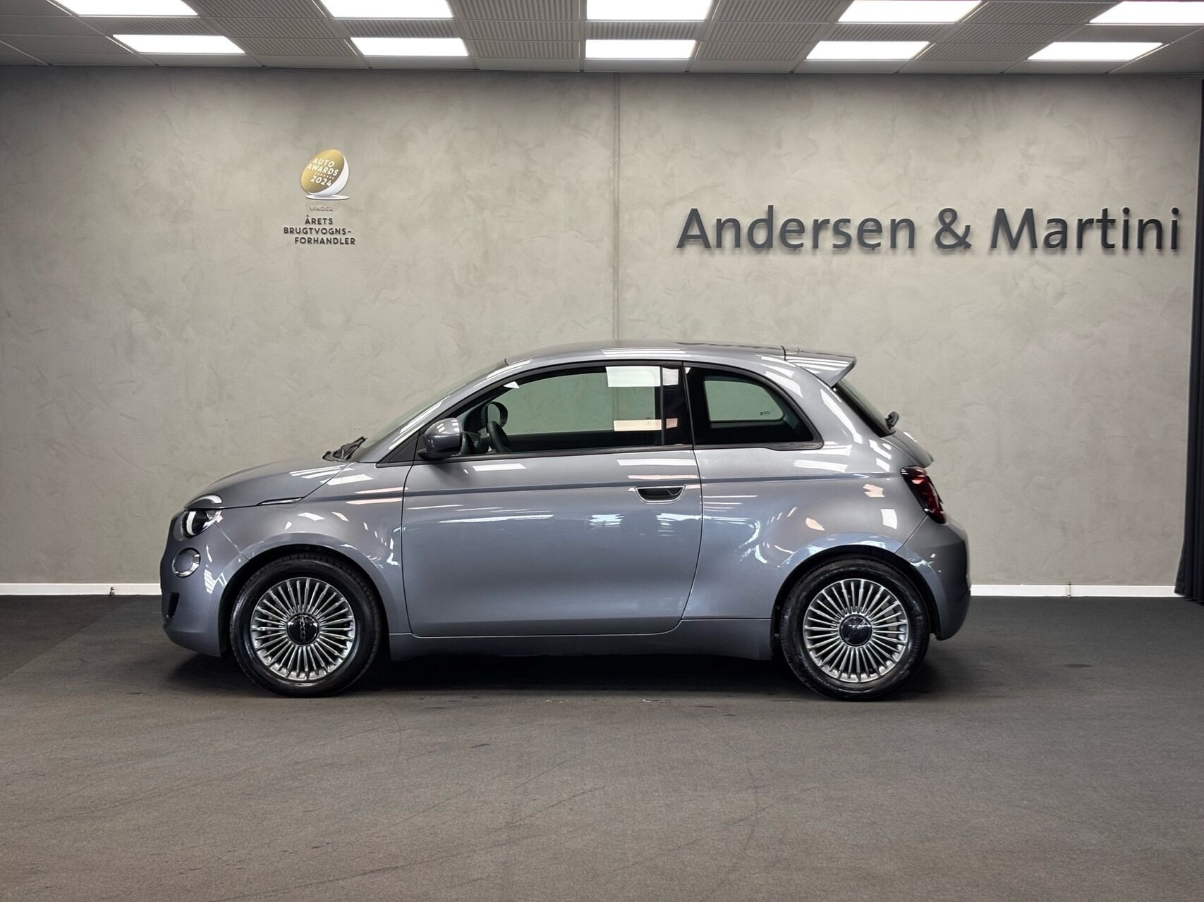 Grå Fiat 500e fra 2022