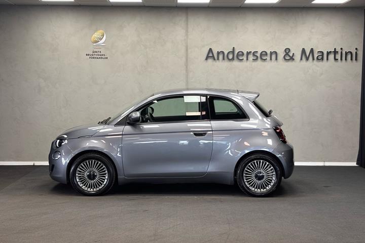 Grå Fiat 500e fra 2022