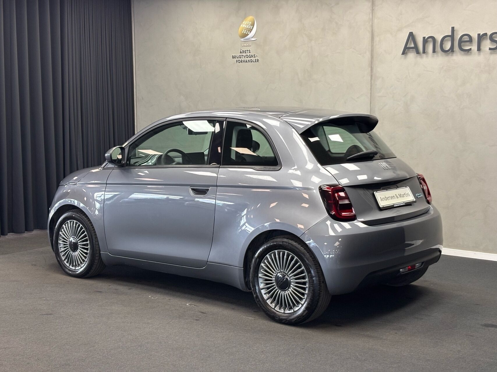 Grå Fiat 500e fra 2022