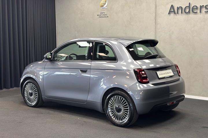 Grå Fiat 500e fra 2022
