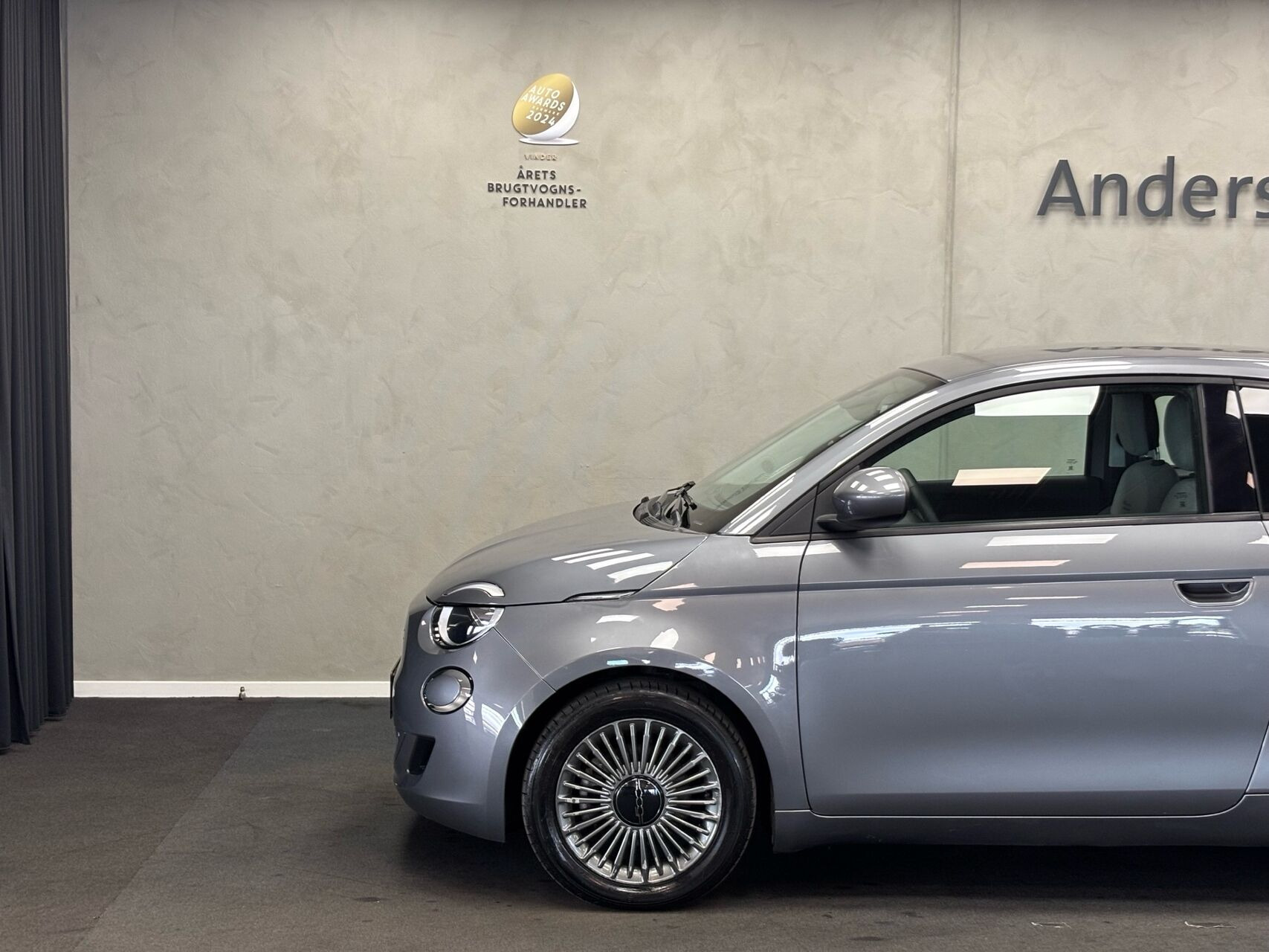 Grå Fiat 500e fra 2022