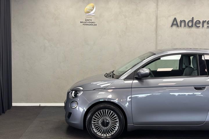 Grå Fiat 500e fra 2022