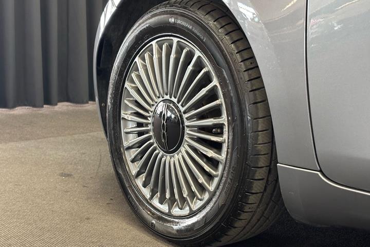 Grå Fiat 500e fra 2022
