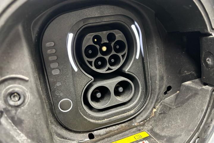 Grå Fiat 500e fra 2022