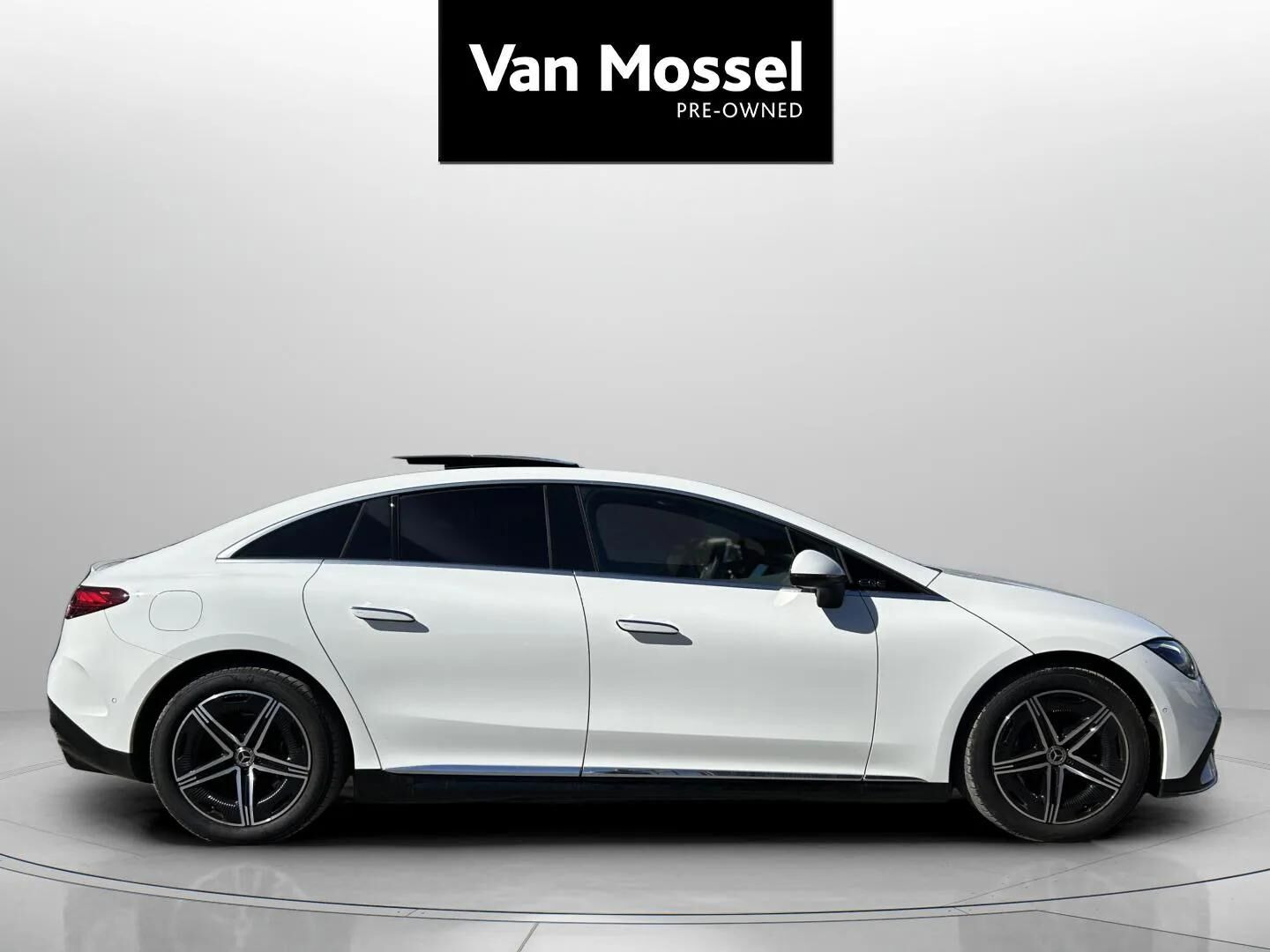 Hvid Mercedes EQE 350+ fra 2024