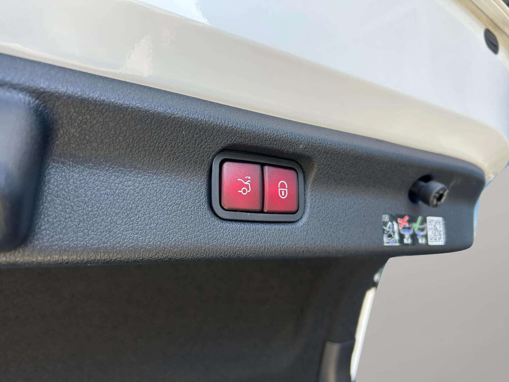 Hvid Mercedes EQE 350+ fra 2024