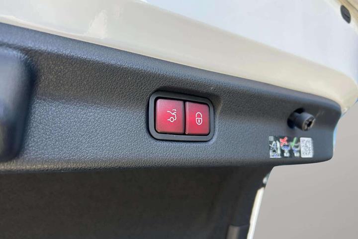 Hvid Mercedes EQE 350+ fra 2024