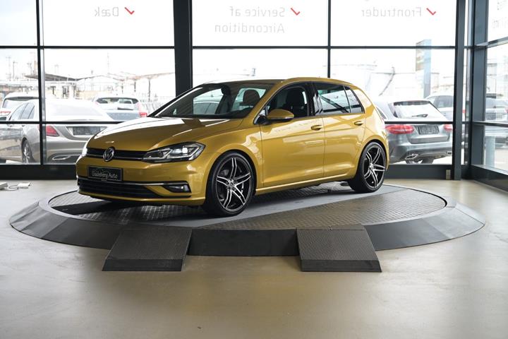 Gul VW Golf VII fra 2017
