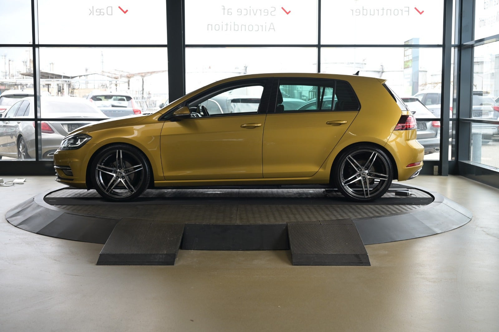 Gul VW Golf VII fra 2017