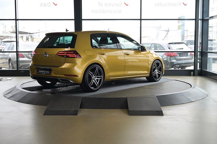 Gul VW Golf VII fra 2017