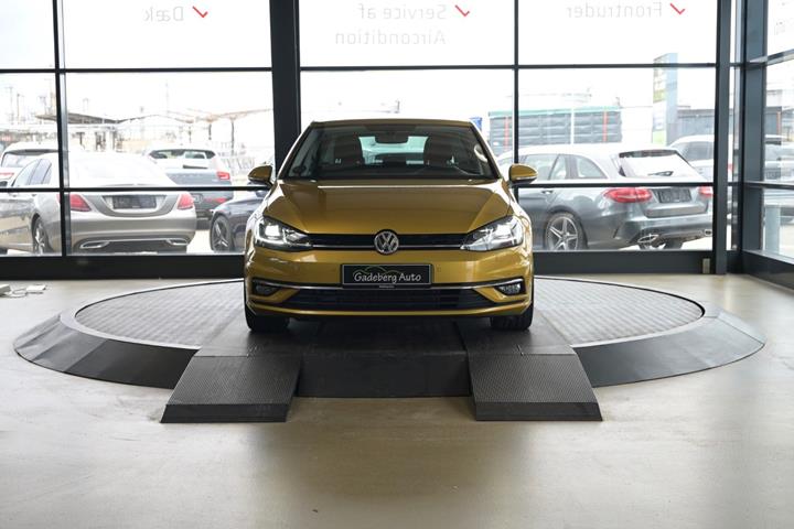 Gul VW Golf VII fra 2017