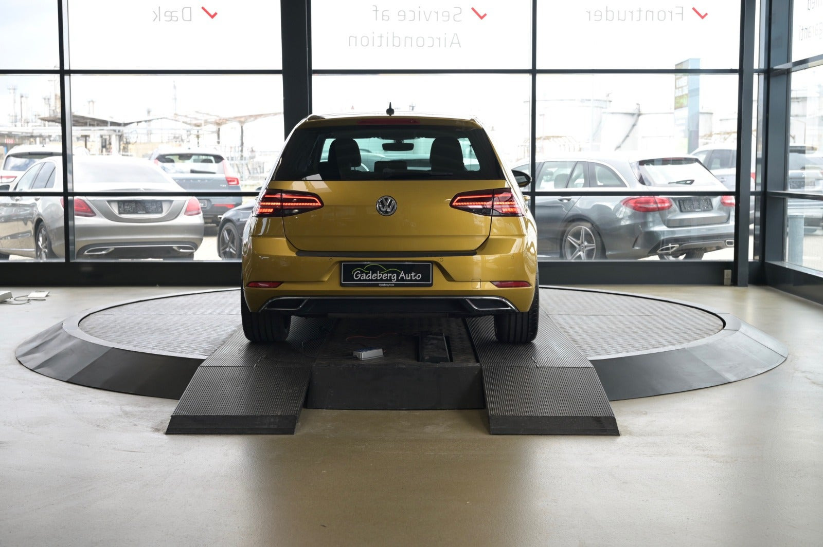 Gul VW Golf VII fra 2017