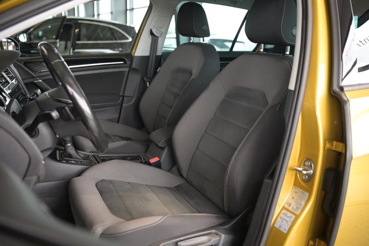 Gul VW Golf VII fra 2017