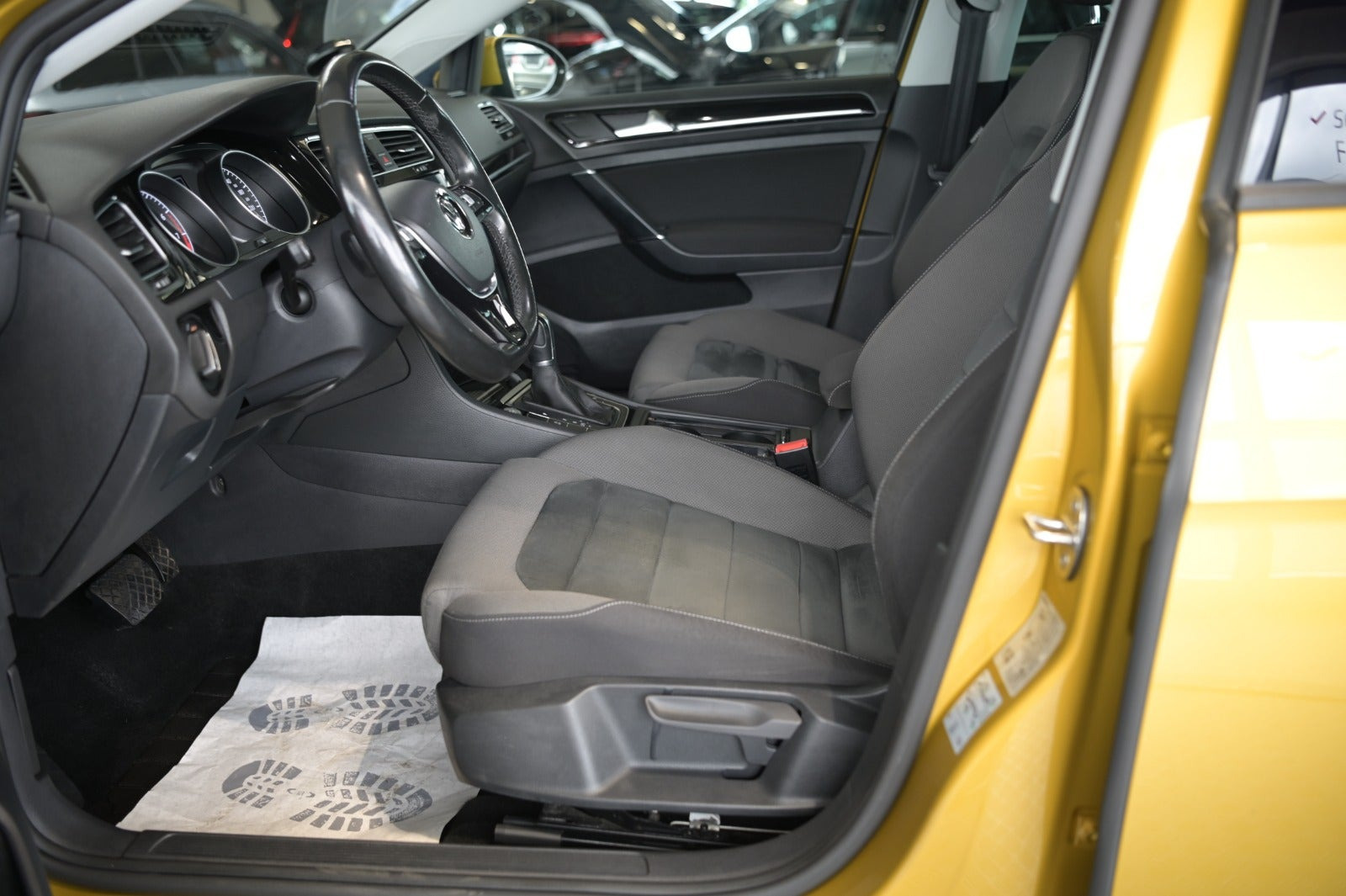 Gul VW Golf VII fra 2017